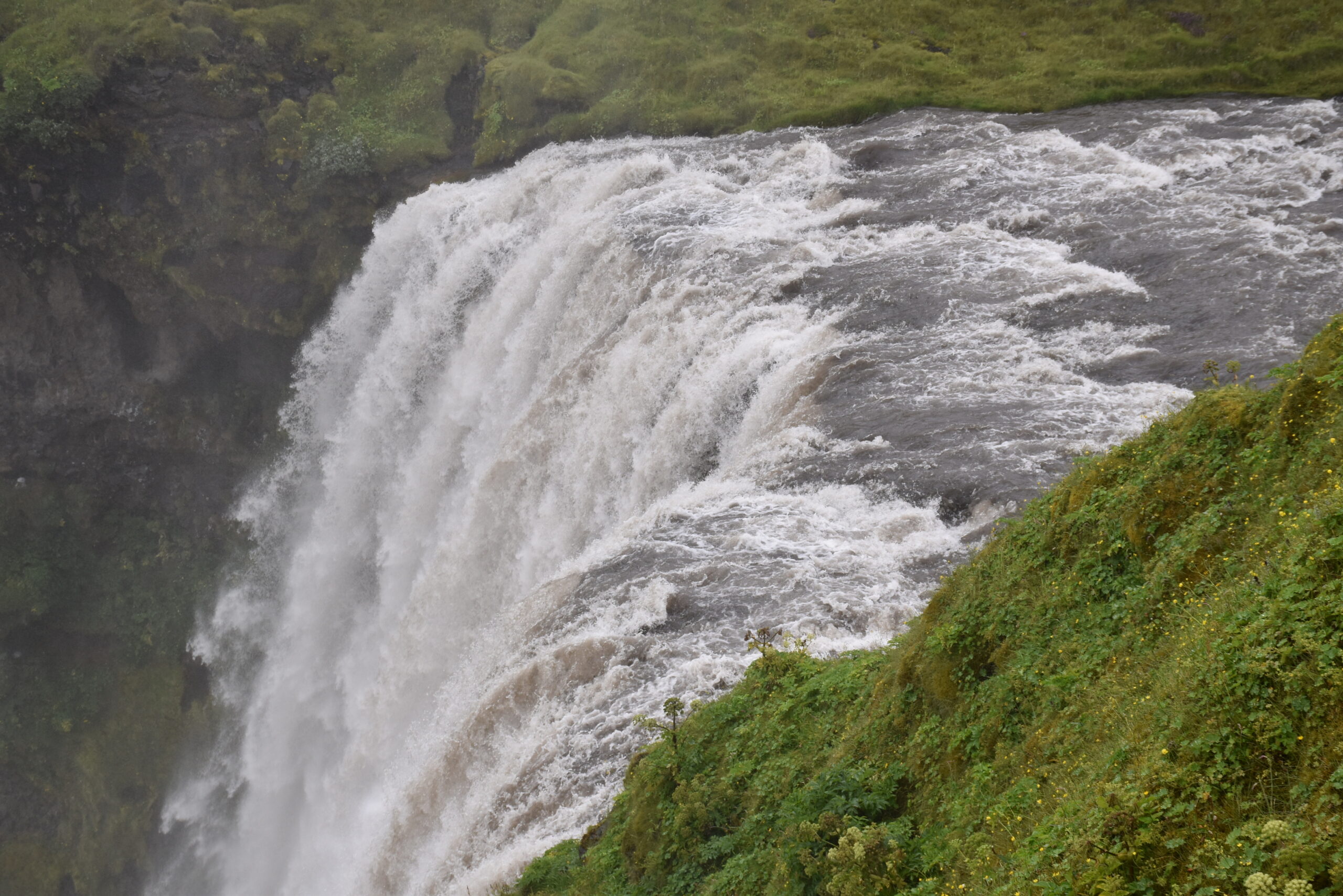 Islanda_06 - Skógafoss 09 Seguire il corso del fiume fino al salto...