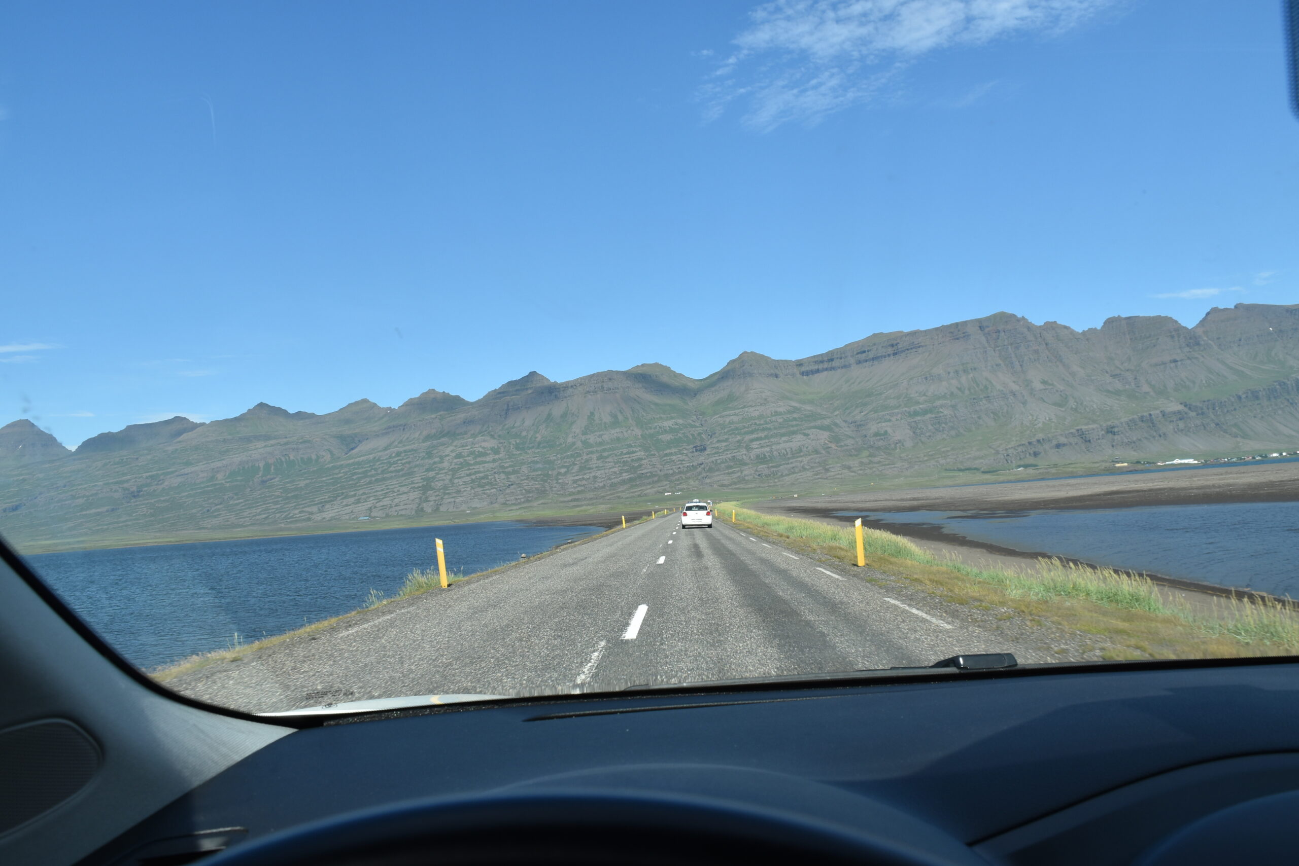 Islanda_15 - Fáskrúðsfjörður 06 Ogni tanto i fiordi dell'Est si tagliano con strade costruite tra le acque