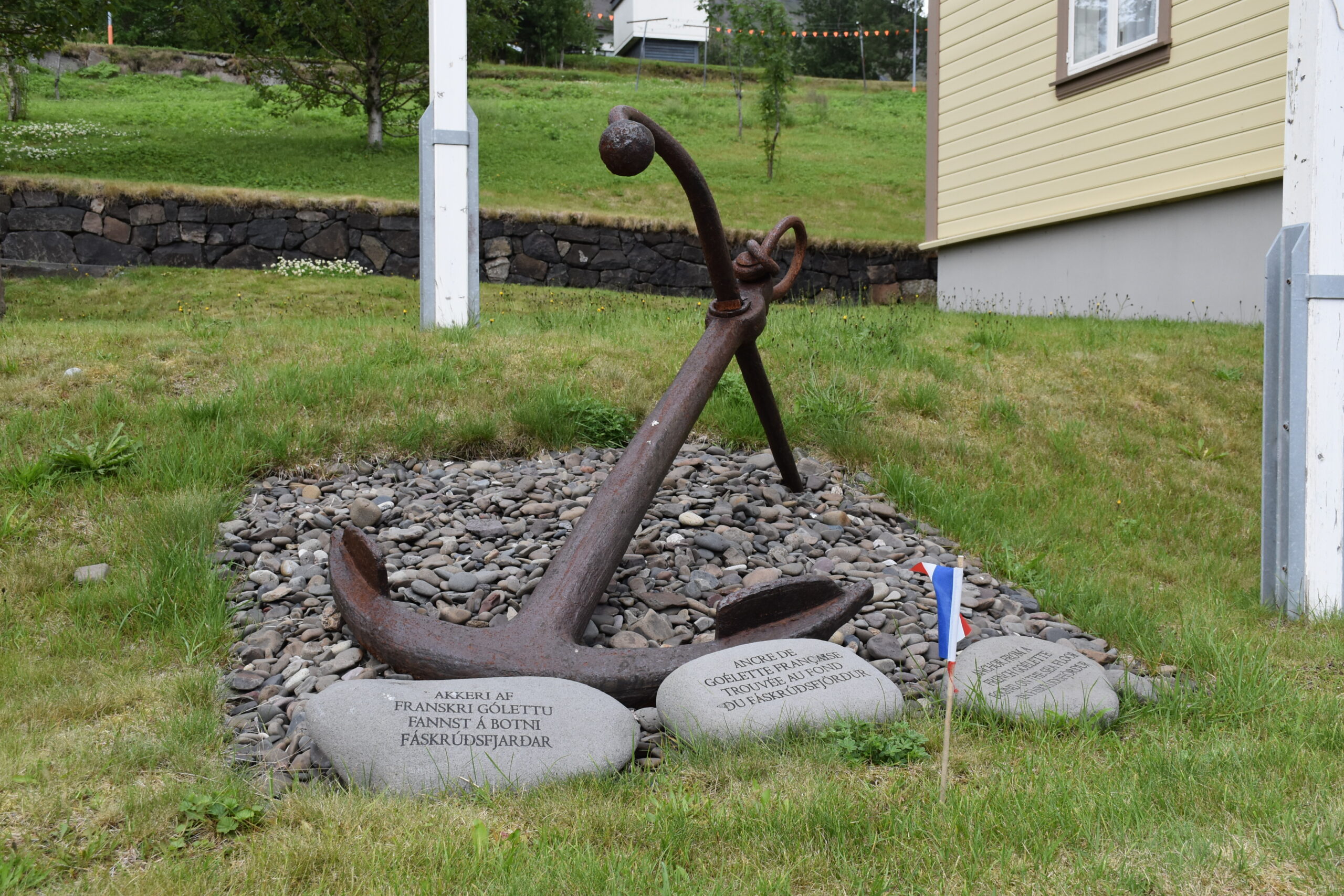 Islanda_15 - Fáskrúðsfjörður 20 L'ancora di una nave militare di fronte al Museo Francese.