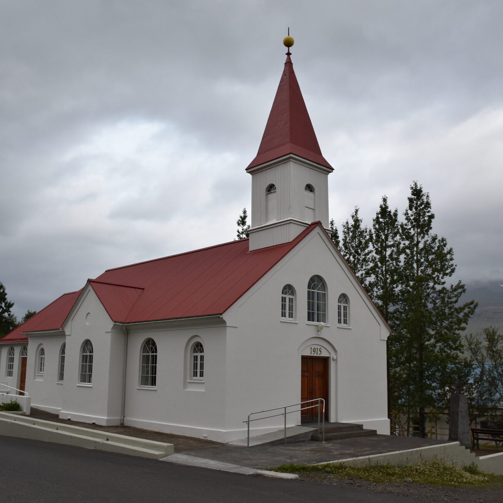 Islanda_15 - Fáskrúðsfjörður 48 La chiesa luterana di Fáskrúðsfjörður.