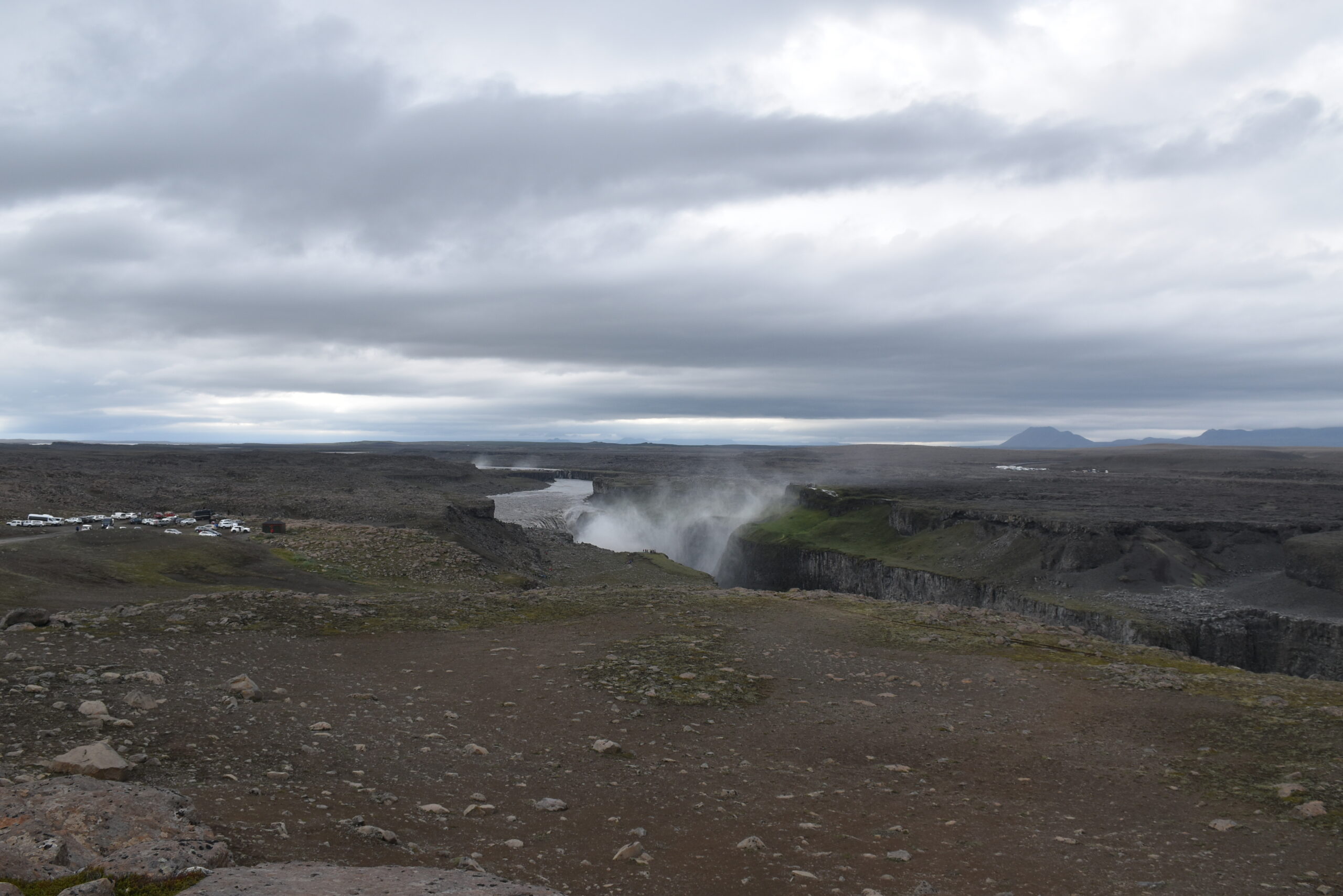 Islanda_16 - Dettifoss 05 Lasciata la macchina al parcheggio, si intravede del vapore uscire dal canyon