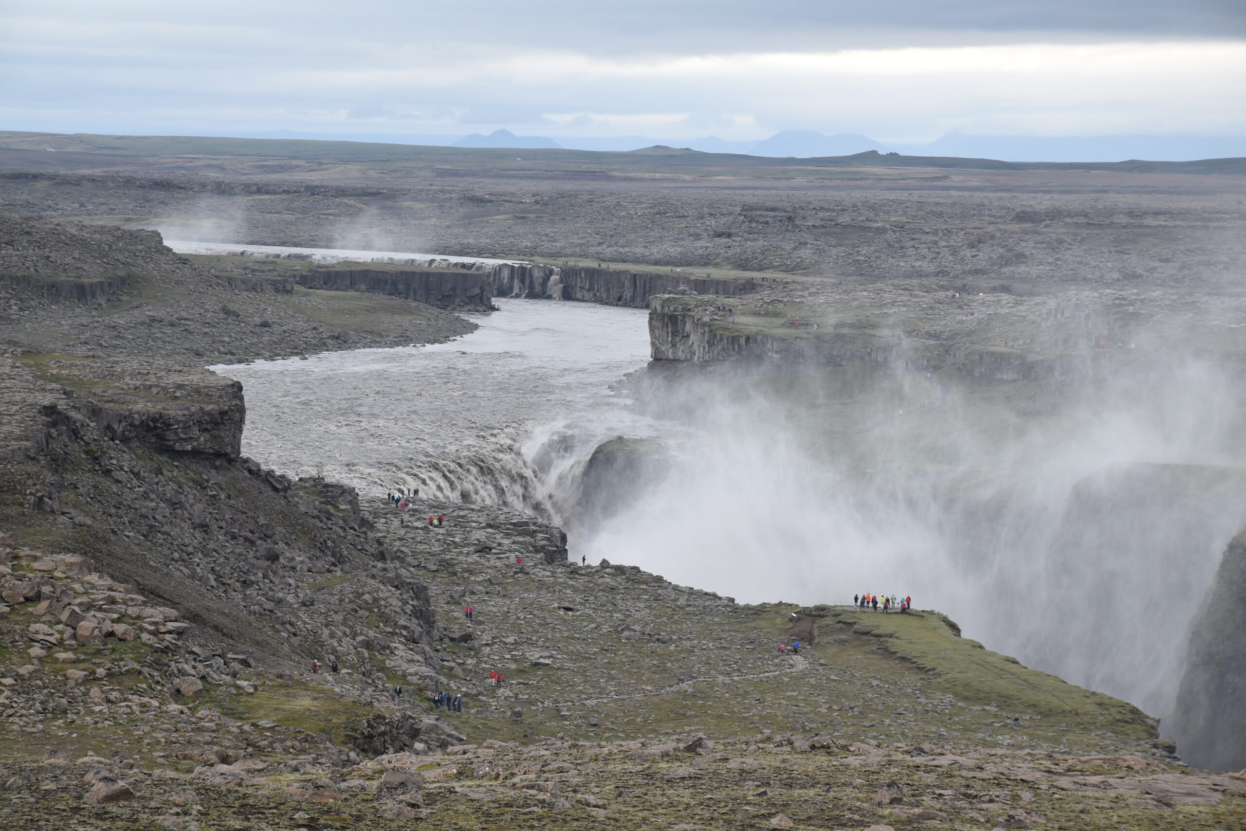 Islanda_16 - Dettifoss 06 Sembrava vicina, ma le persone sono ancora troppo piccole