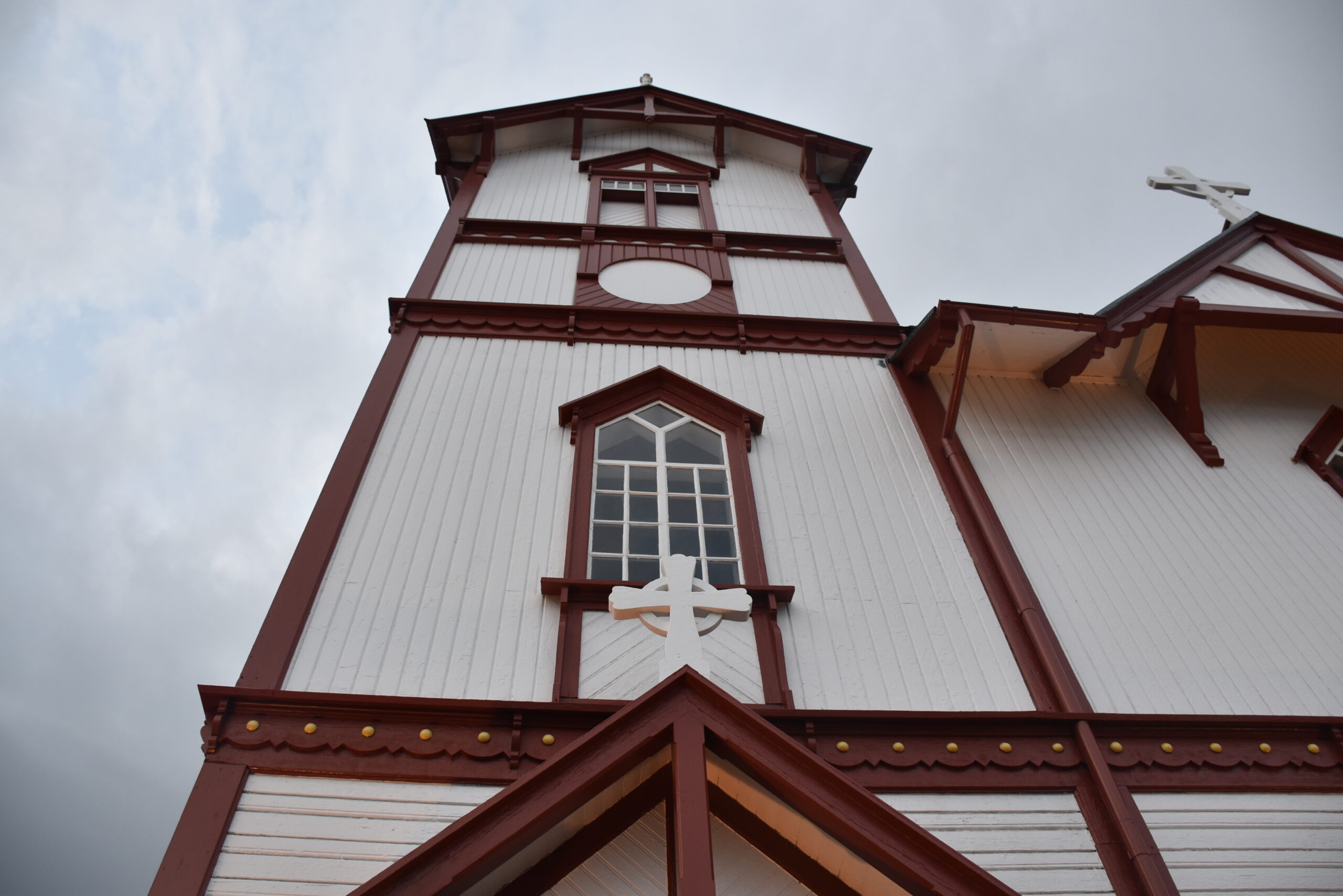La facciata della chiesa vicino al porto