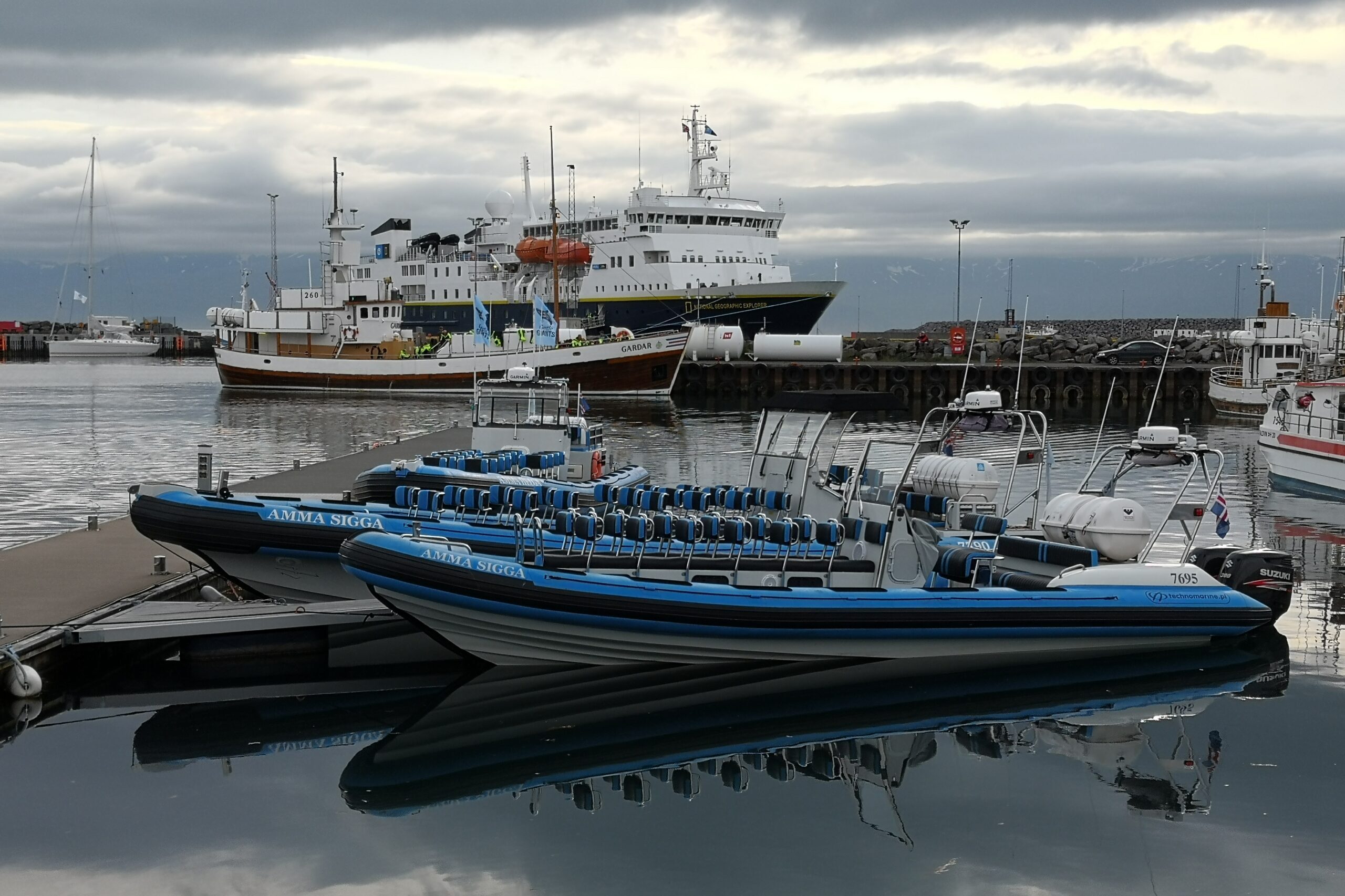 I gommoni per le escursioni e le frequenti navi da crociera che attraccano nel porto