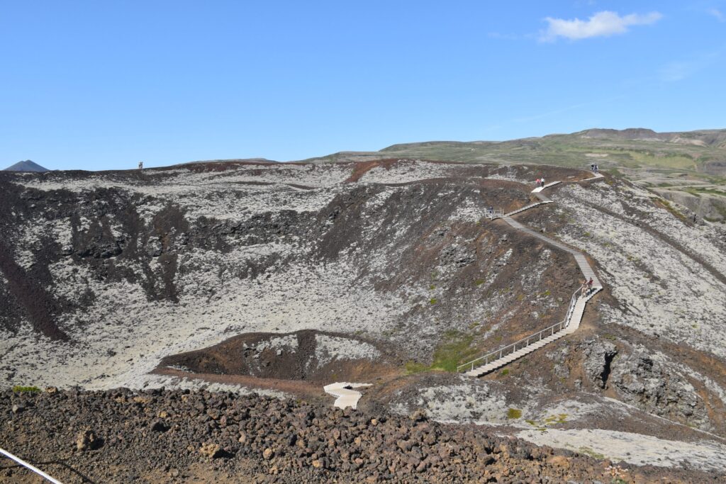 Islanda_24 - Grabrok Volcano 22 Le passerelle per raggiungere la bocca del vulcano