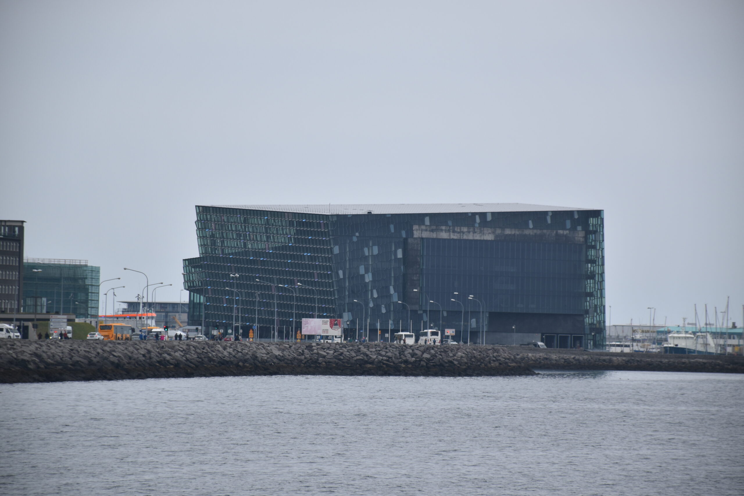 26 - Reykjavik 170 Lo spettacolare impatto dell'Harpa sul lungomare