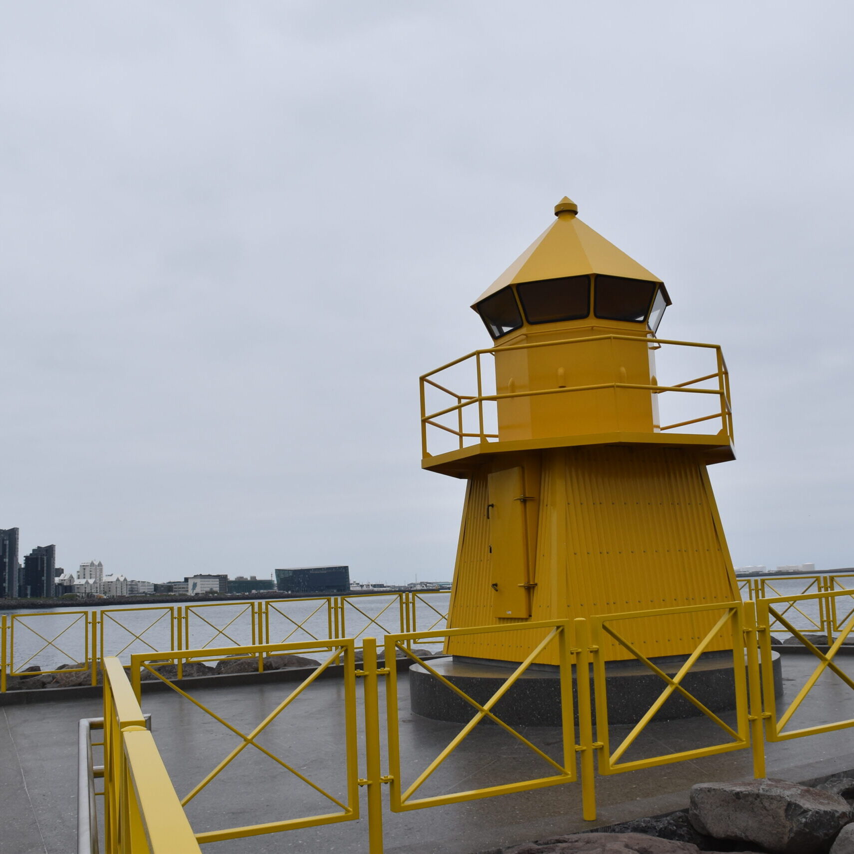 Faro Höfði sul lungomare di Reykjavik