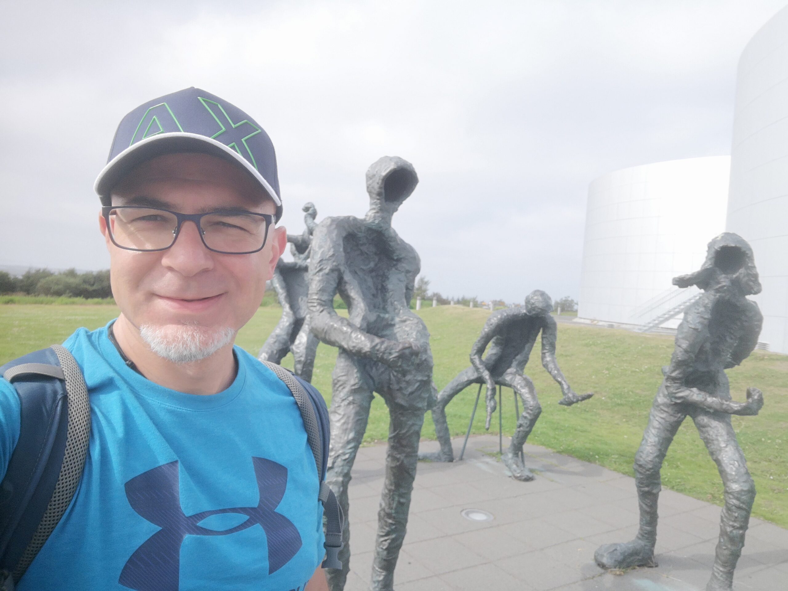 Islanda_Reykjavik_Perlan_01 Con le statue all'ingresso del Perlan