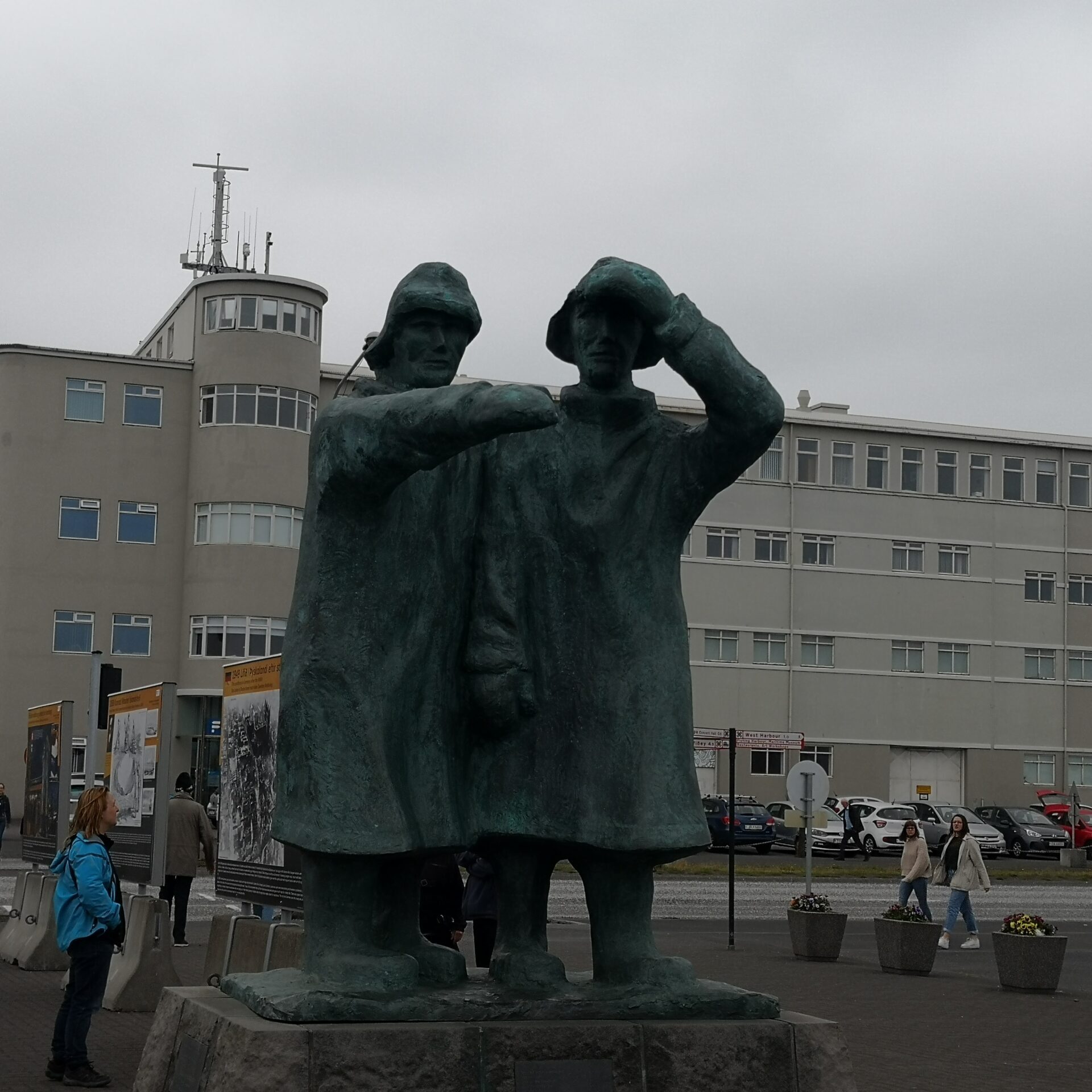 Islanda_Reykjavik_10 La statua dedicata ai pescatori al porto