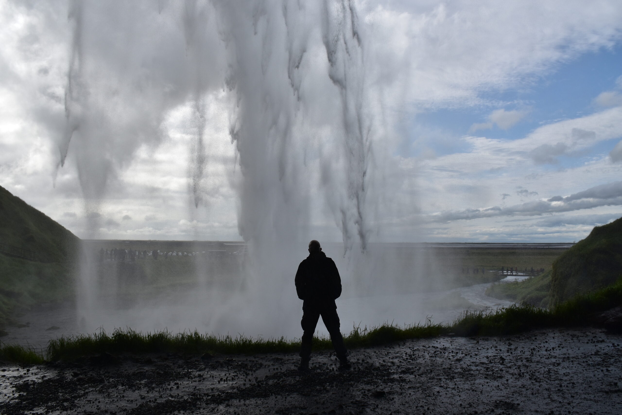 Sotto alle cascate di Seljalandsfoss