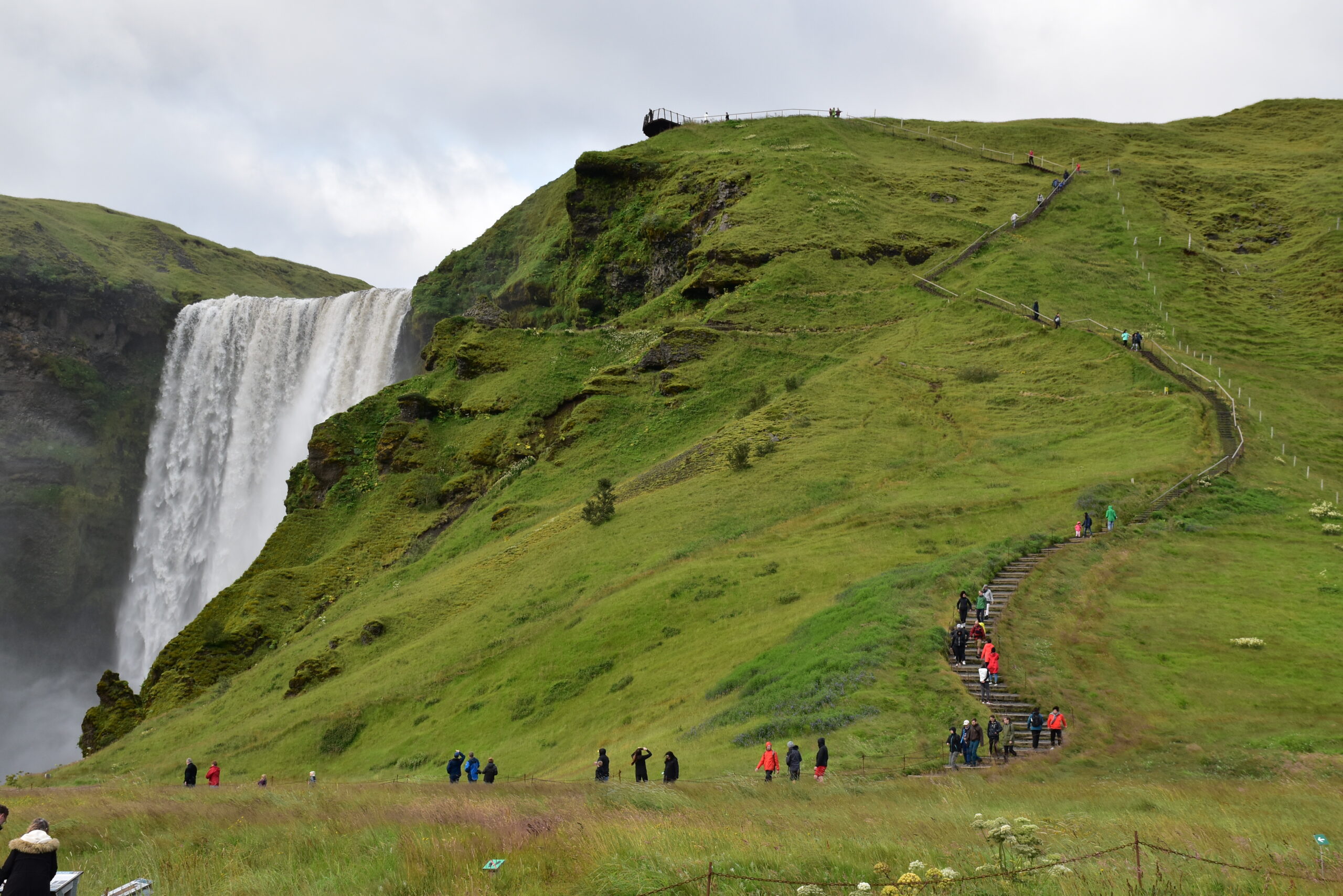 Islanda_06 - Skógafoss 03 Il sentiero che costeggia Skógafoss
