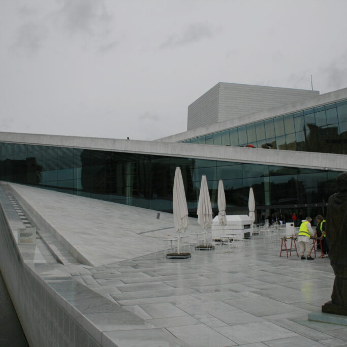Camminando sul tetto del Teatro dell'Opera di Oslo