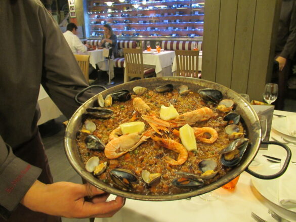 La paella, piatto tipico della cucina valenciana.