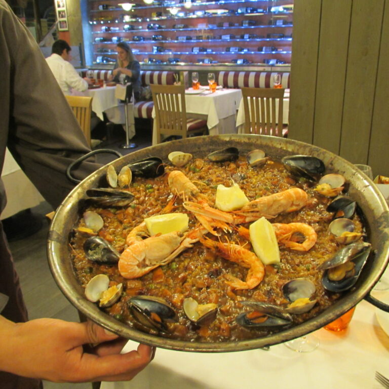 Barcellona_Spagna_2012_Barcelona_336 La paella, piatto tipico della cucina valenciana.