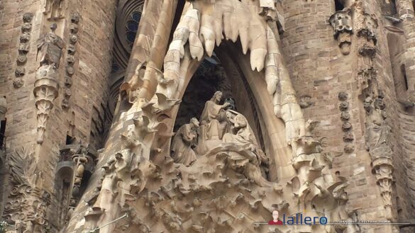 L'incoronazione di Maria sul Portale della Carità della Sagrada Familia a Barcellona.