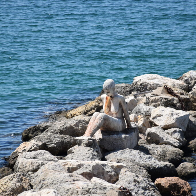 Sirena sugli scogli di Taranto
