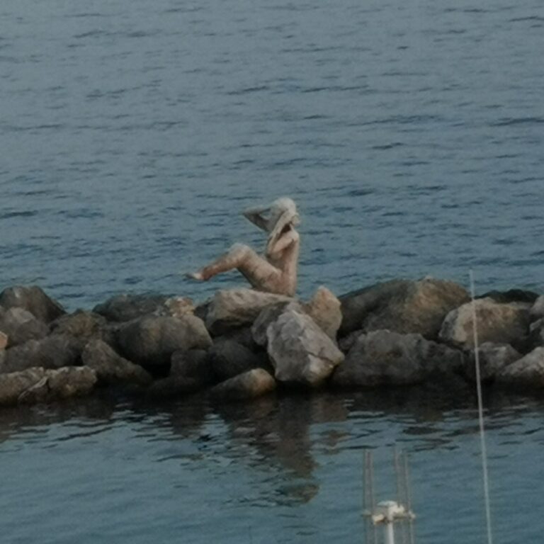 Sirena nel mare di Taranto