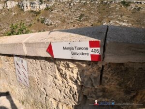 Indicazione per l'imbocco del sentiero CAI 406