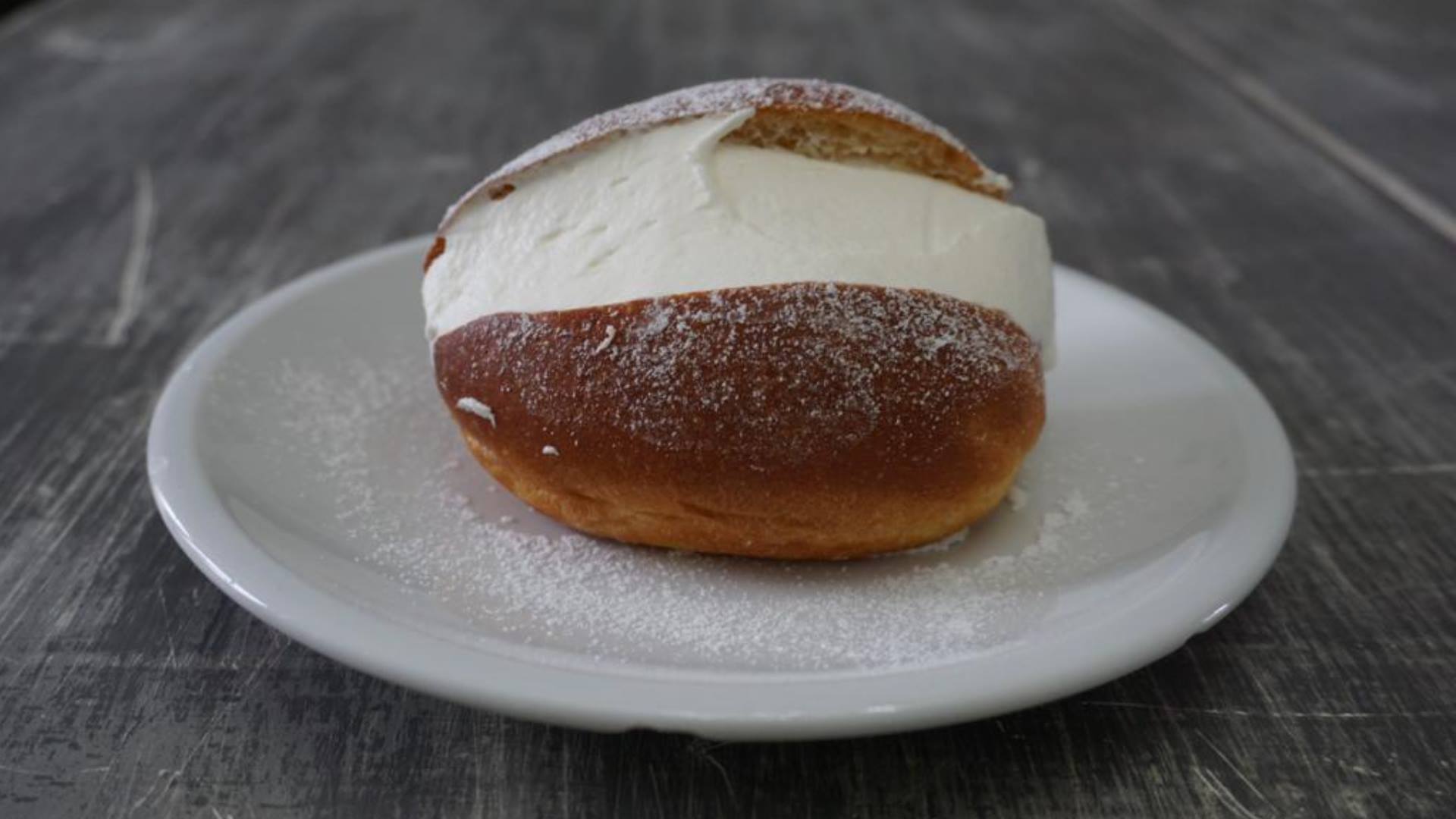 Maritozzo con la panna
