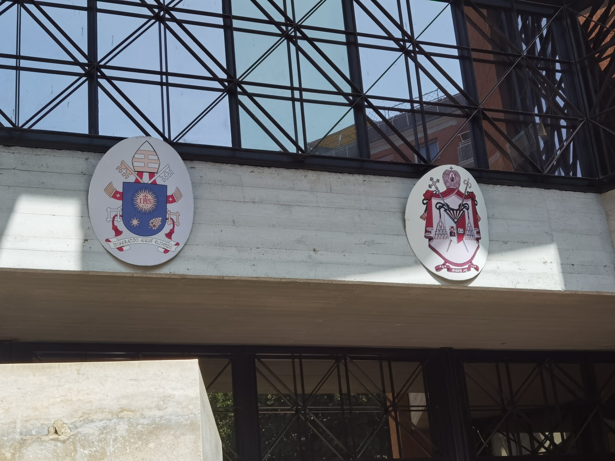 Roma_IMG_20220906_122823 Emblemi papa e cardinale