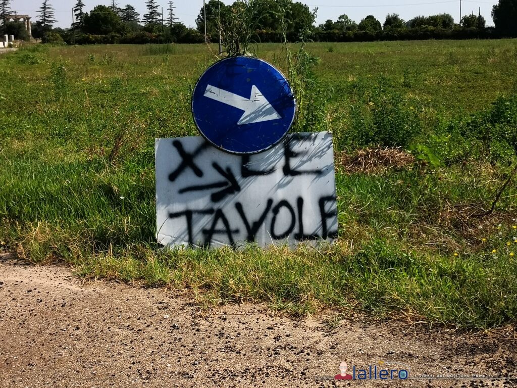 Indicazione stradale per il sito archeologico delle Tavole Palatine