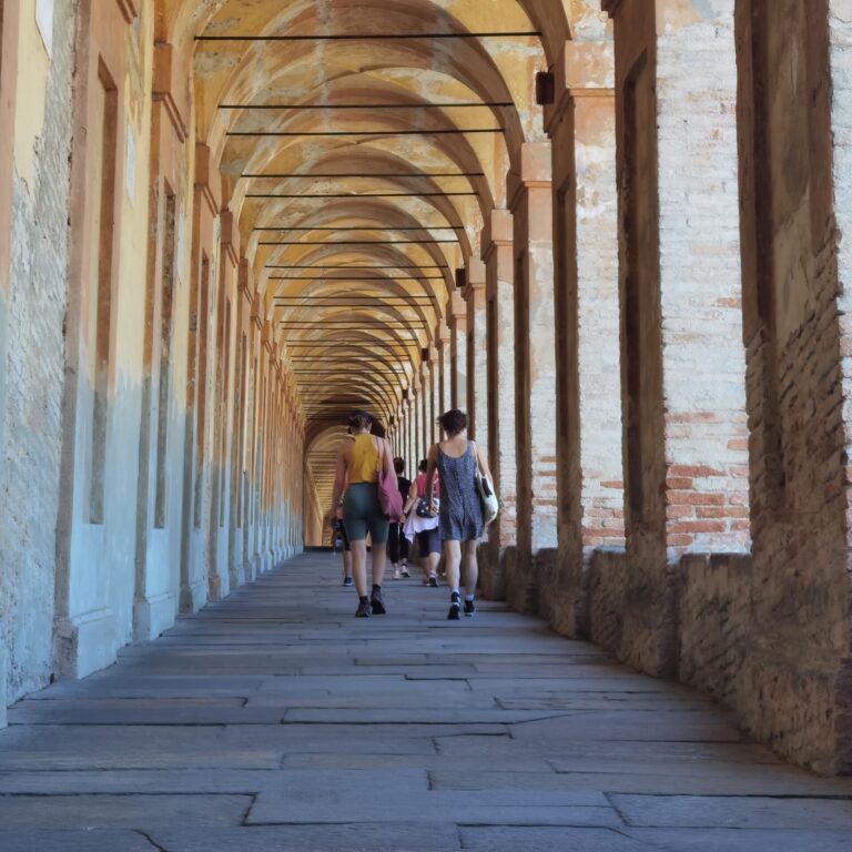 Emilia_Romagna_Bologna_San Luca 06 Camminare sotto al portico più lungo al mondo è un po' come viaggiare nel tempo.