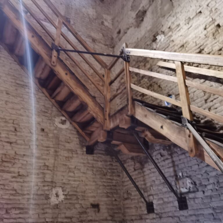 Emilia_Romagna_Bologna_Torre degli Asinelli 21 La struttura in legno della scalinata