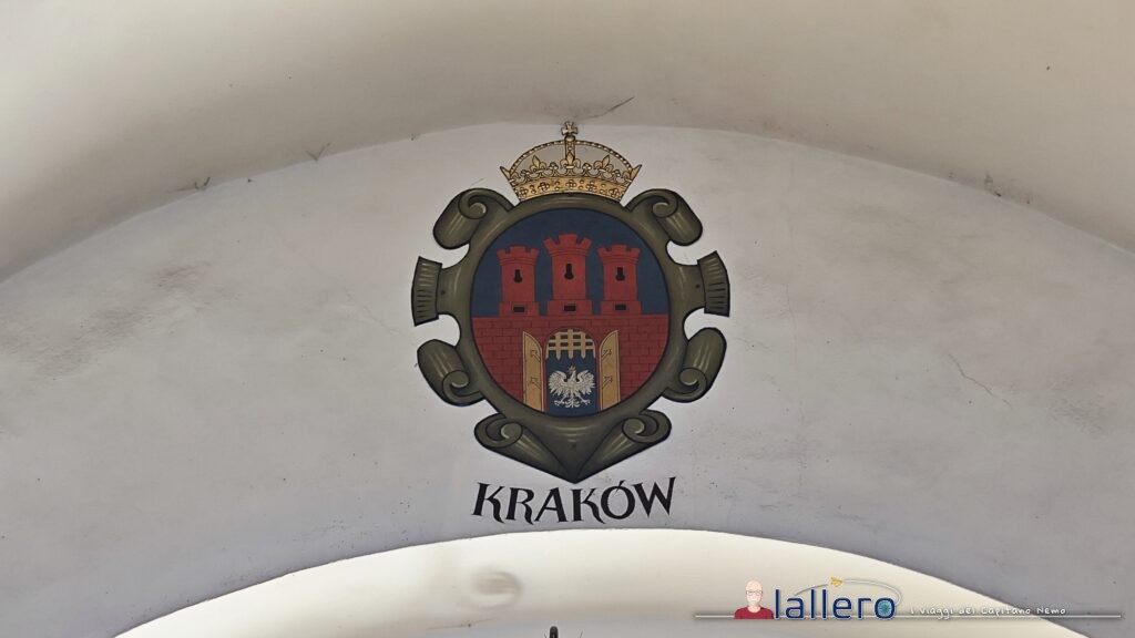 Cracovia_03 - Piazza del Mercato 11 Lo stemma di Cracovia sulla parete del mercato