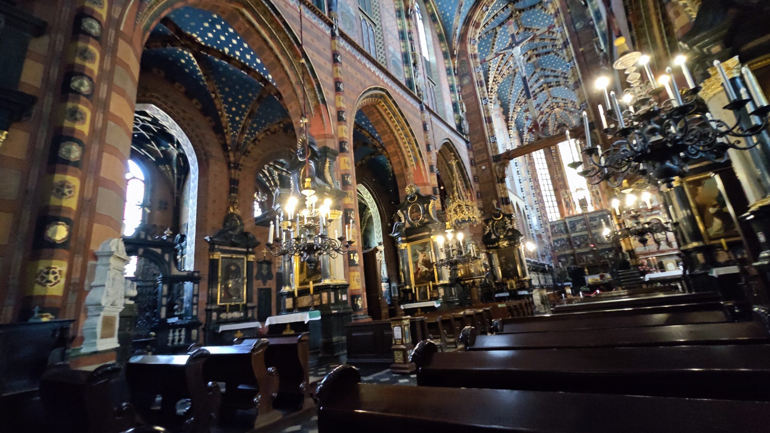 Polonia_Cracovia_03 - Piazza del Mercato 74 Scorcio sulla navata di sinistra