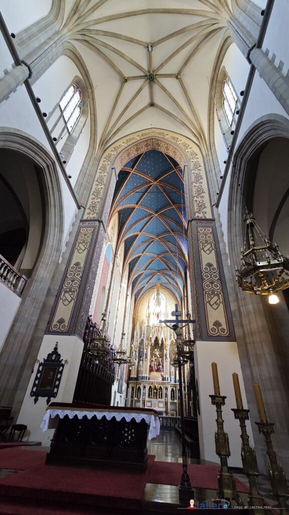 Polonia_Cracovia_06 - Santissima Trinita 14 Altare, coro e soffitto del presbiterio