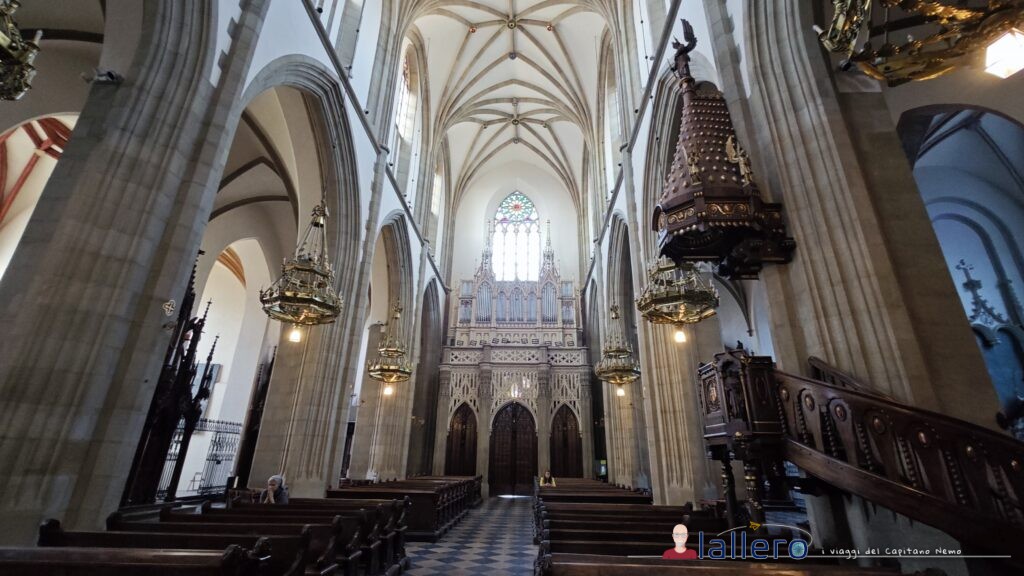 Polonia_Cracovia_06 - Santissima Trinita 17 Panoramica del lato con l'ingresso principale