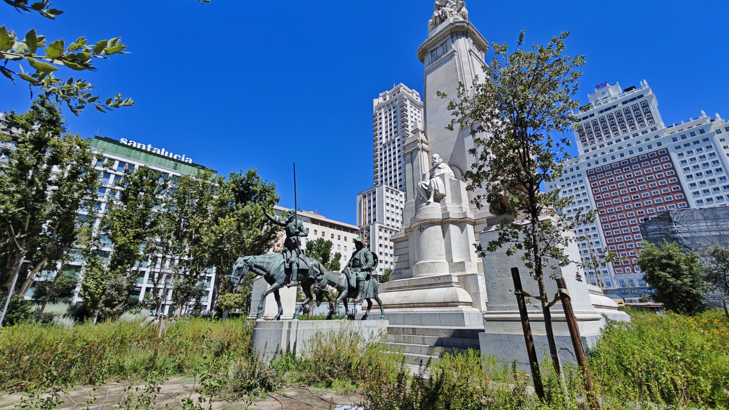 La statua a Cervantes in Plaza de España
