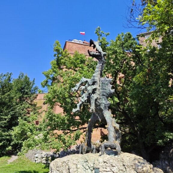 Il Drago del Wawel sta a guardia delle mura