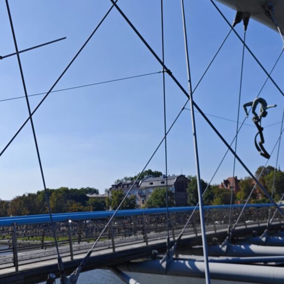 Gli acrobati rappresentati sul Father Bernatek’s Bridge