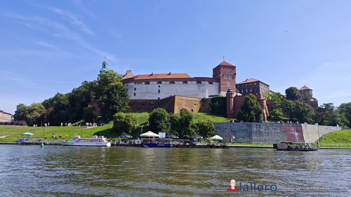 La collina del Wawel vista dalla Vistola