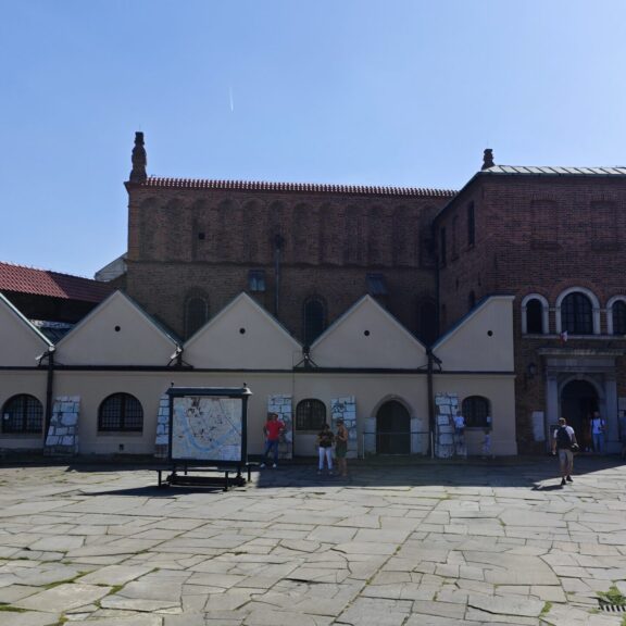 La facciata esterna della Vecchia Sinagoga nel Kazimierz
