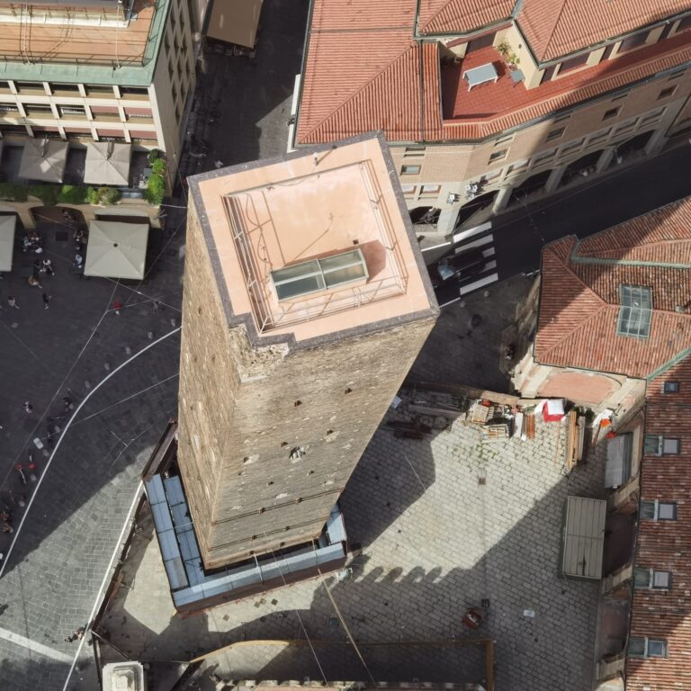 Emilia_Romagna_Bologna_Torre Garisenda 02 La Garisenda con la sua pendenza vista dalla torre degli Asinelli