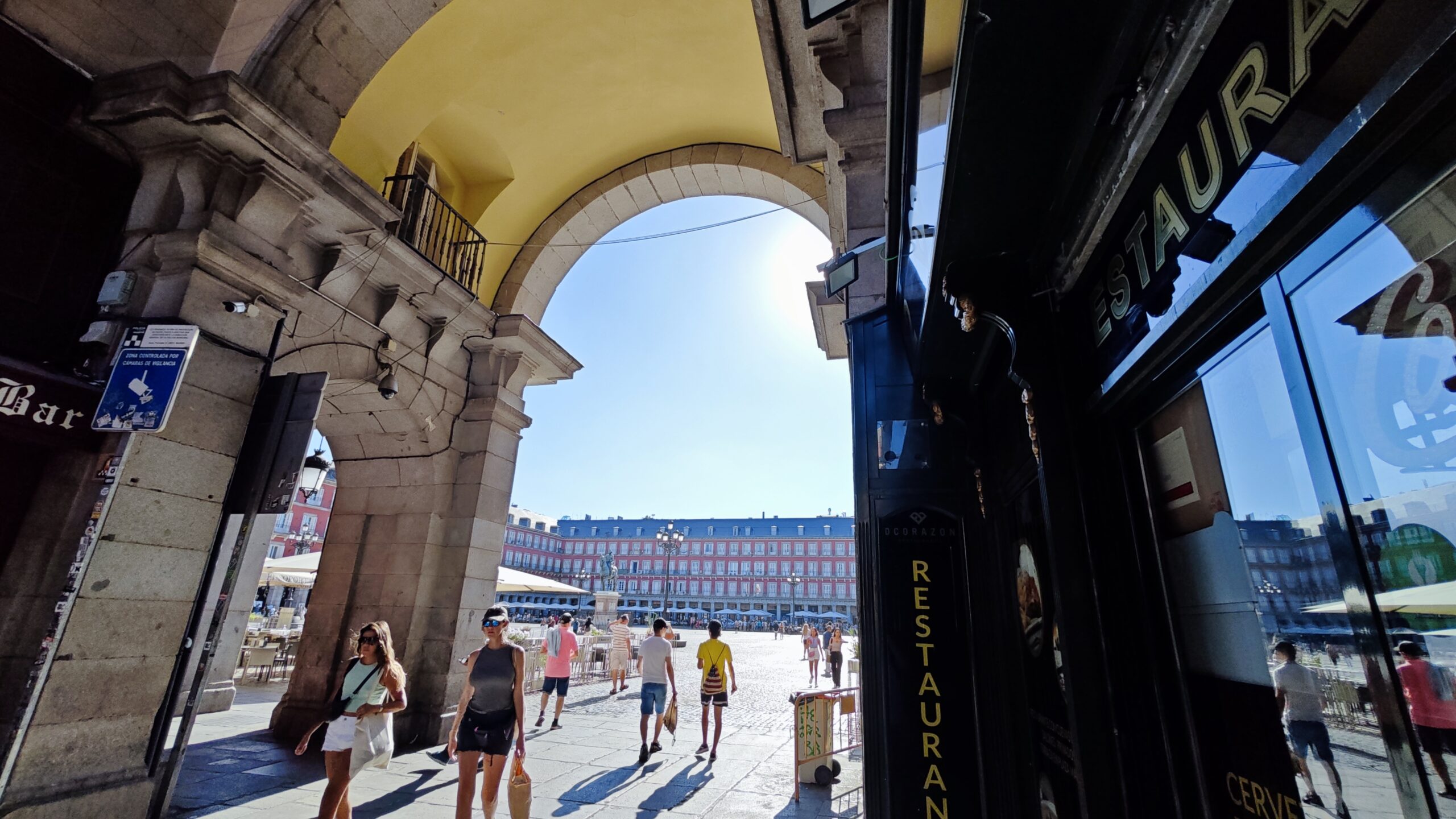 Uno dei 9 archi d'accesso alla piazza