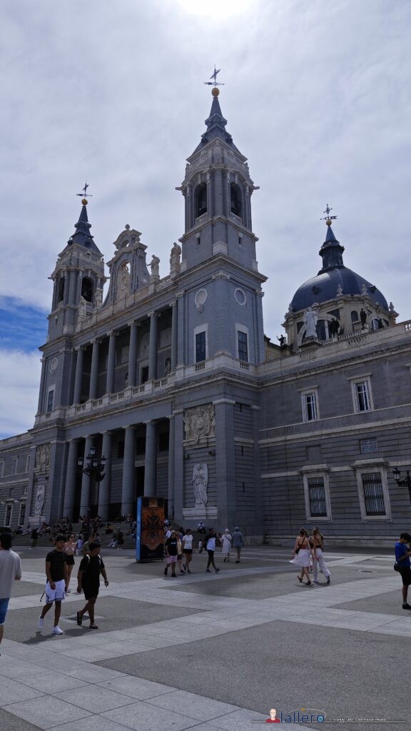 Spagna_Madrid_14 - Cattedrale 04 Prospettiva della Cattedrale dell'Almudena
