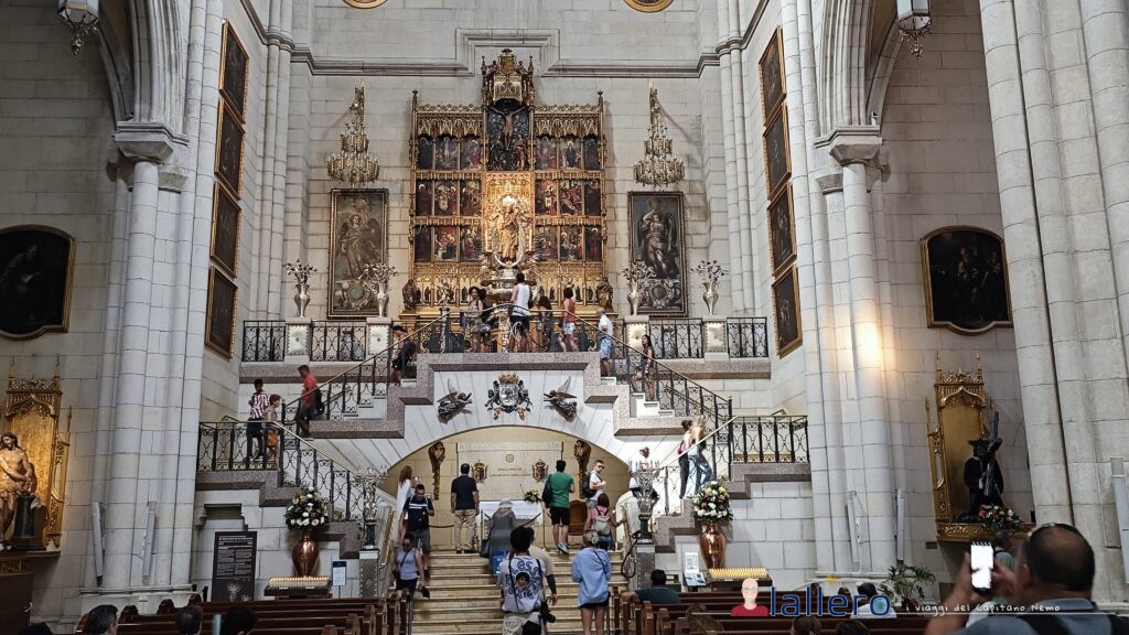 Spagna_Madrid_14 - Cattedrale 15 La scala verso l'altare alla Virgen de la Alnudena e il sepolcro di Maria de las Mercedes.