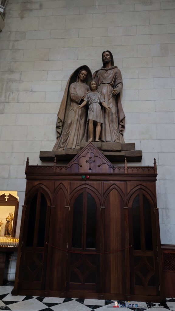 Spagna_Madrid_14 - Cattedrale 34 Scultura in legno della Sacra Famiglia su un confessionale