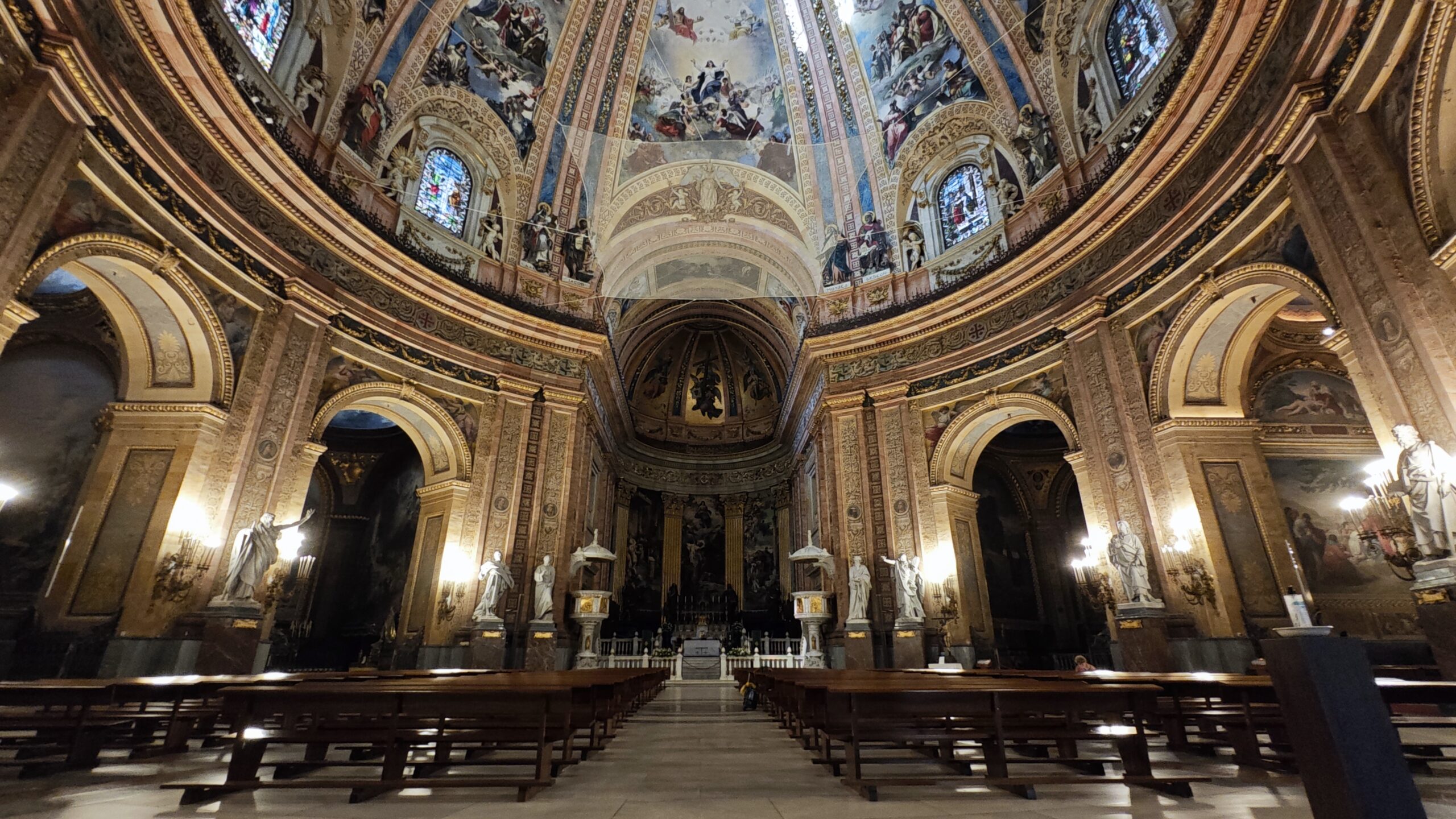 L'interno della Basilica Reale di San Francesco il Grande