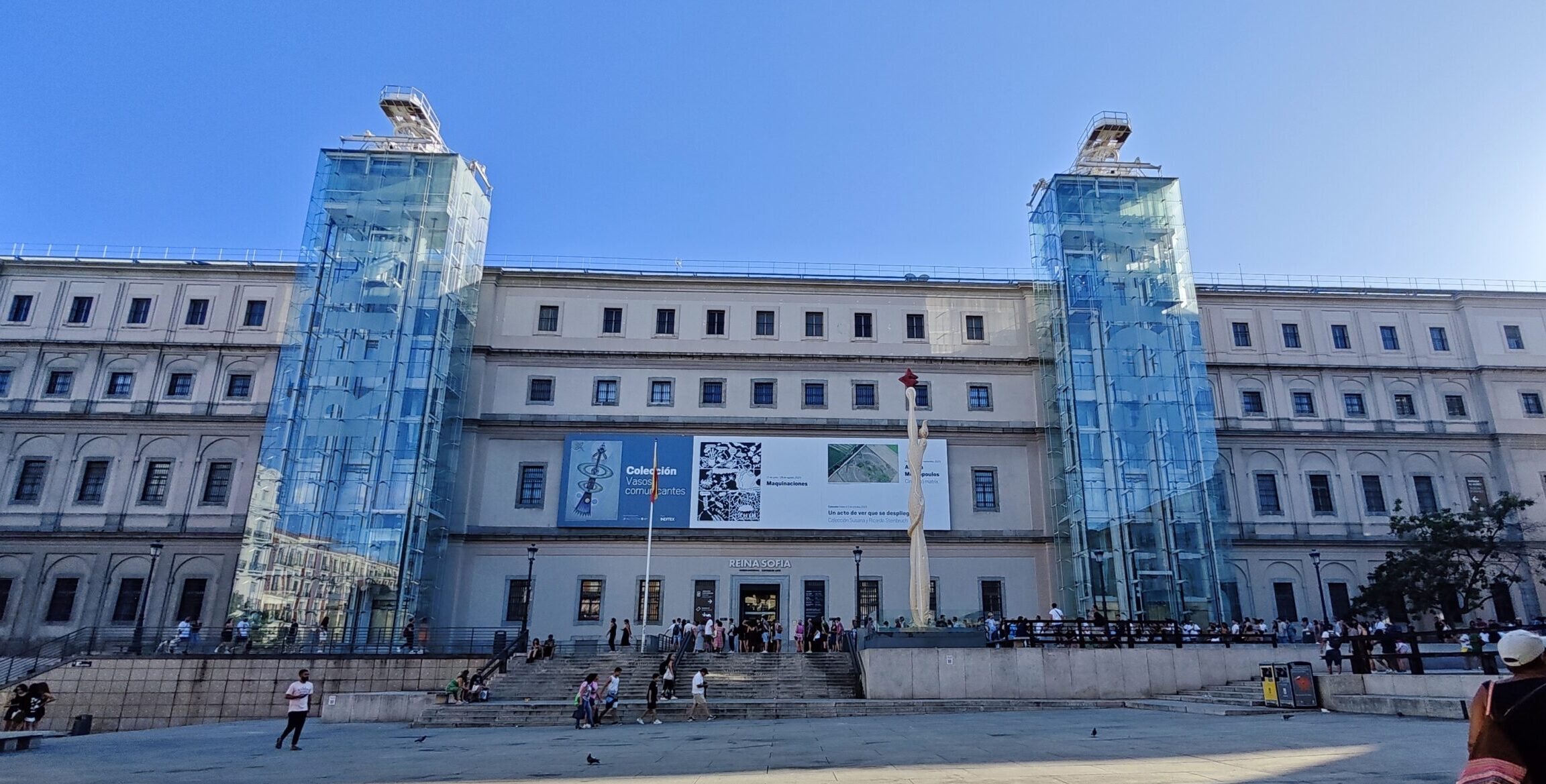 Madrid_20 - Museo Reina Sofia 01 La facciata del Sabatini con le installazioni moderne degli ascensori