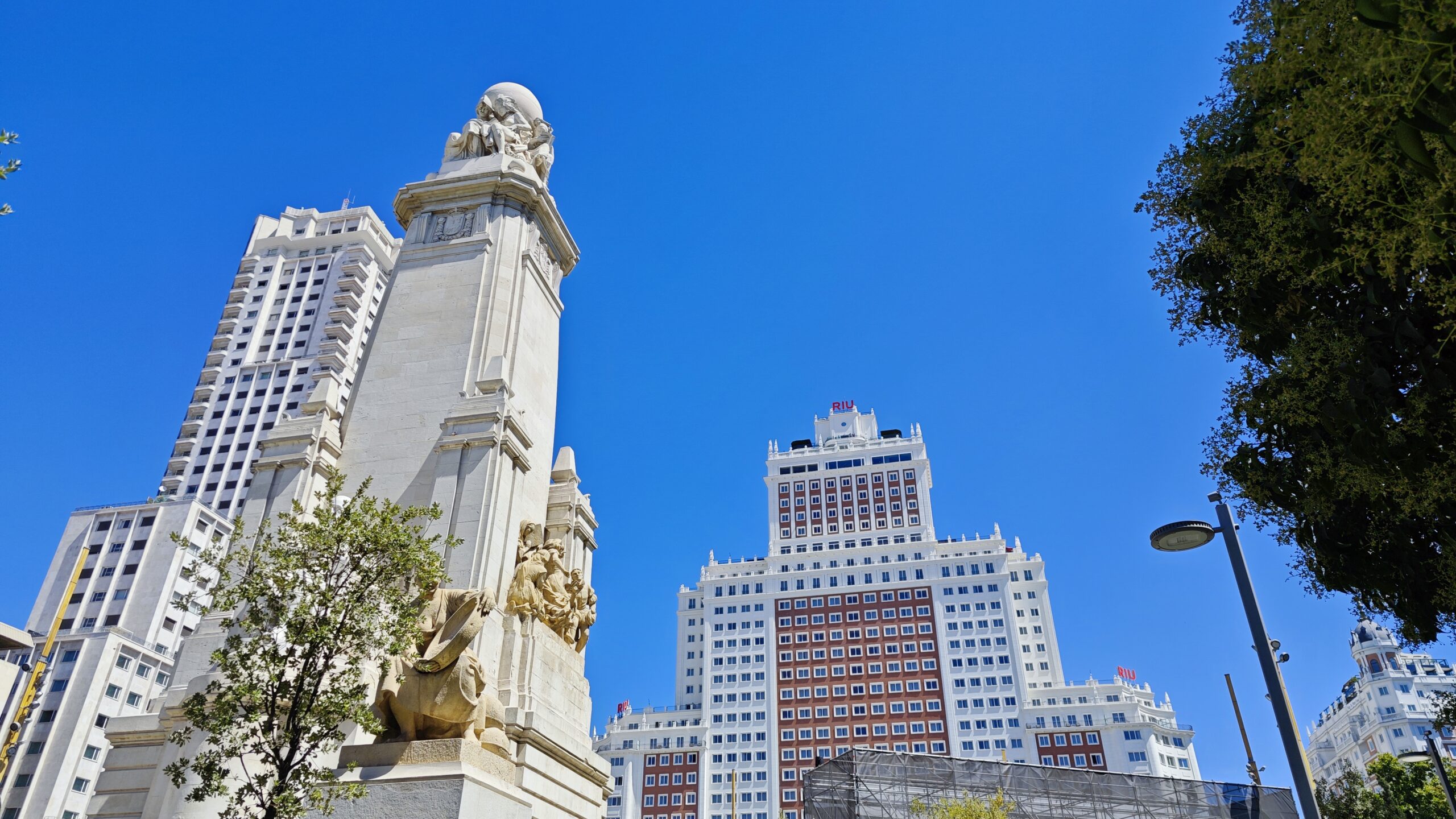 Il monumento a Cervantes cutodito tra la Torre di Madrid e l'Edificio España