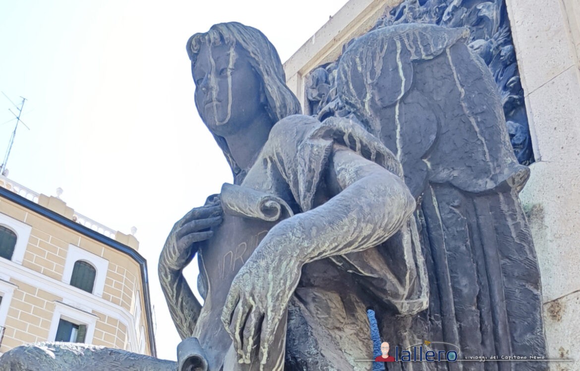 La statua dell'angelo in Calle Mayor