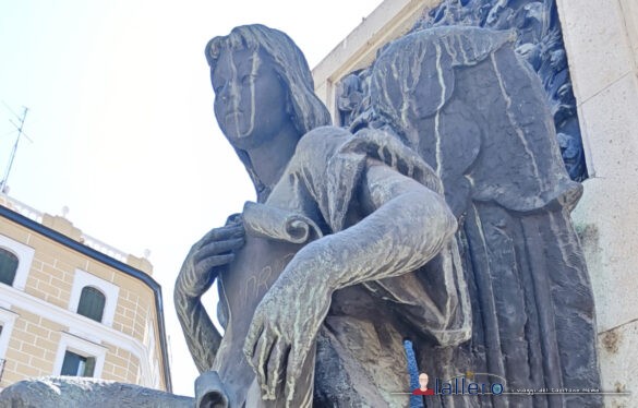La statua dell'angelo in Calle Mayor