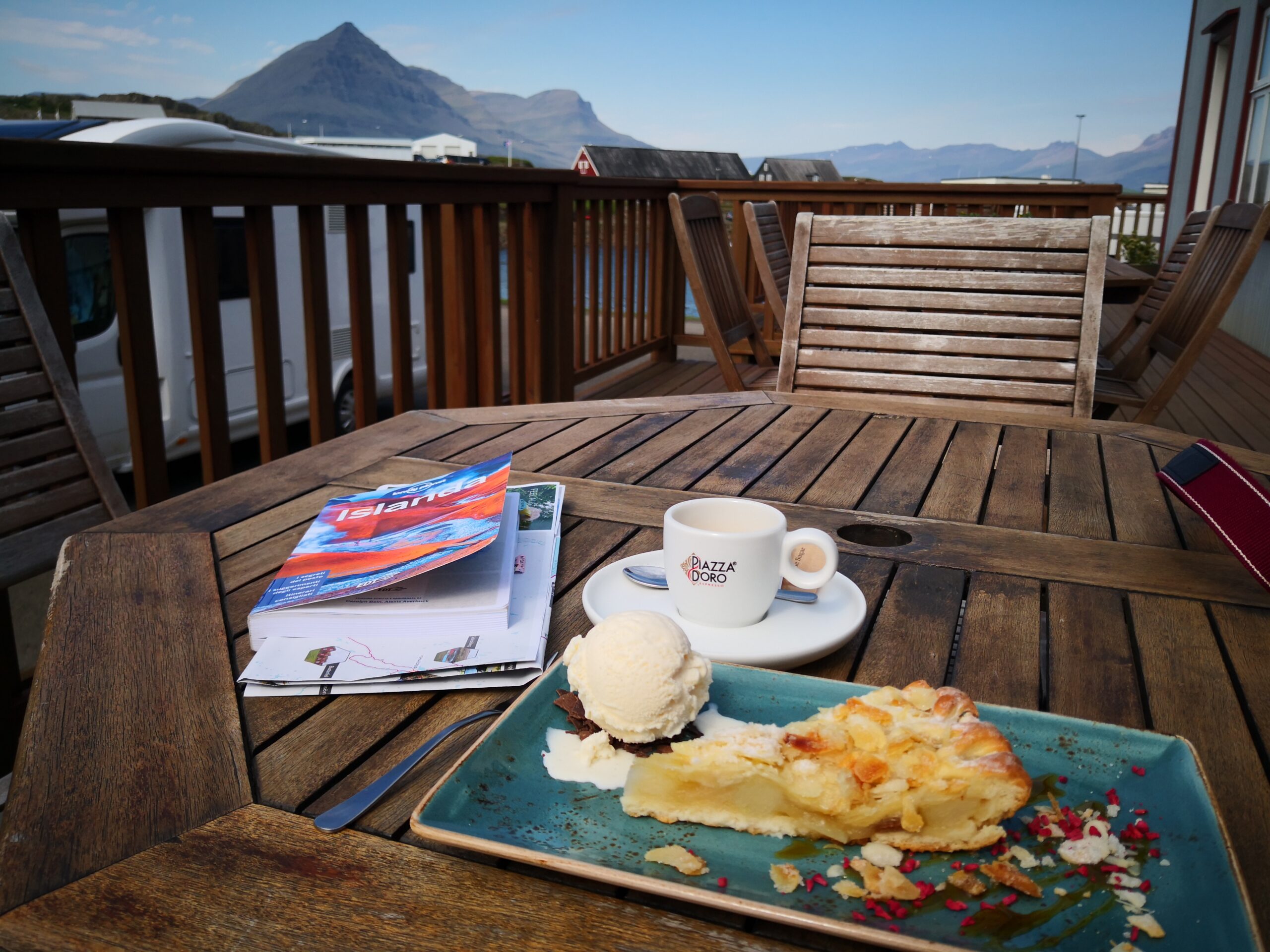 Islanda_13-Djupivogur-14 Torta di mele e cannella con gelato alla vaniglia