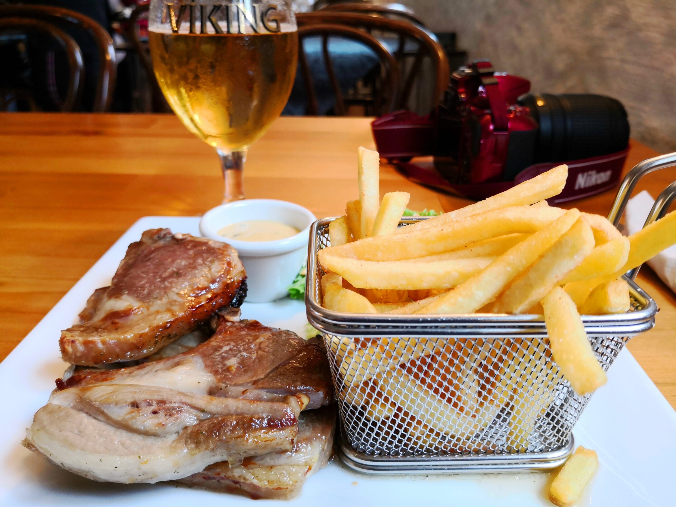 Islanda_15-Faskrudsfjordur-78. Cena tipica con agnello, patate e birra Viking