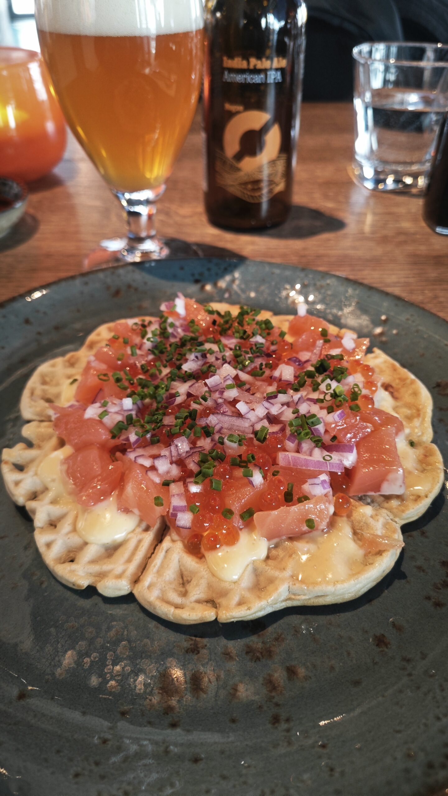 Il norwegian waffle, ricoperto di salmone fresco e caviale.