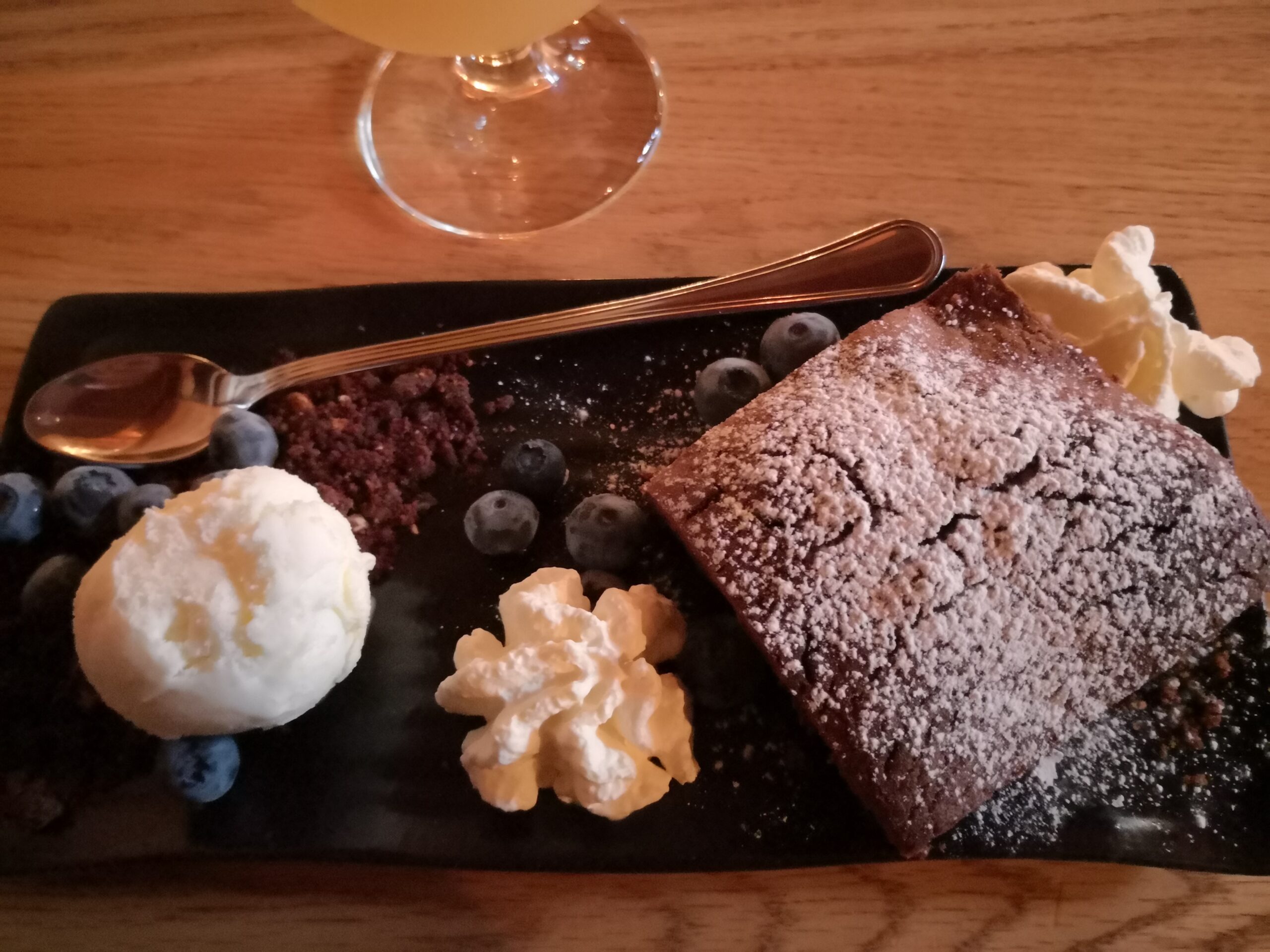 Islanda_18-Husavik-136 Brownie con mirtilli e gelato